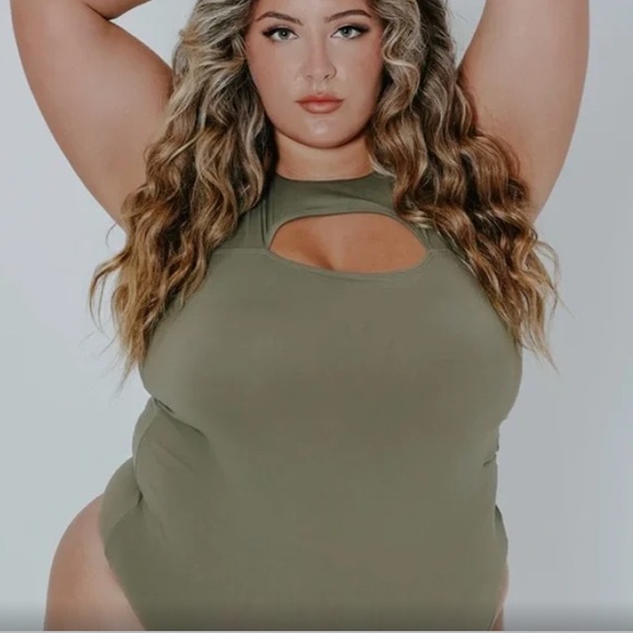 Peek-A-Boo Brami Suit - Cut-Out & Seamless - Picture 1 of 3